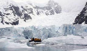 Atravesaremos el Pasaje de Drake y visitaremos Ushuaia en nuestros cruceros antárticos. Señores Pasajeros.