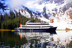 A bordo del familiar Island Spirit visitará strechos canales de navegación, exclusivos para pequeños barcos en Alaska.
