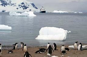 Barco de lujo para navegación por la Península Antártica con agencia de viajes Señores Pasajeros.